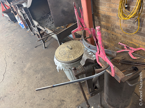 The bar has been dropped to the bottom of the jig and is clamped along the other curve